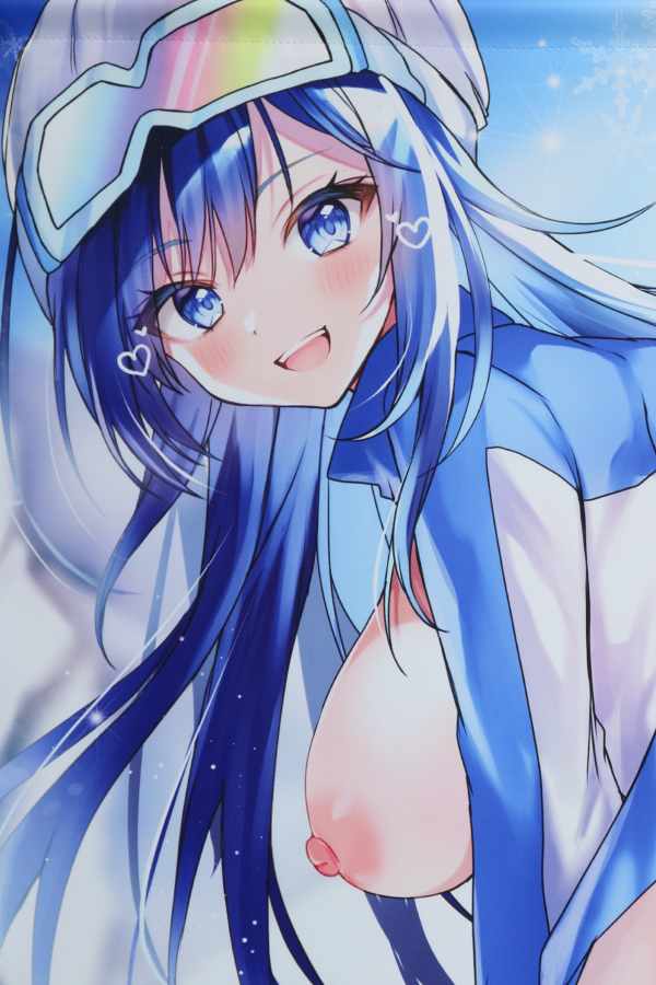 【レビュー】子野日 2022年12月「ビキニでスキー」新規グッズ(成年向け) Wスエードタペストリー (猫りん堂)_バストアップ