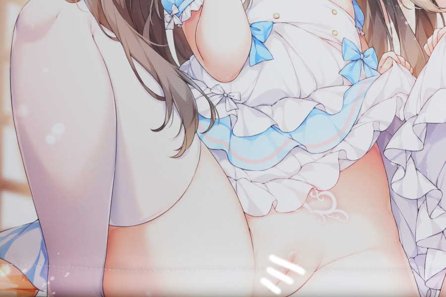 【レビュー】桃豆こまもち メスガキちゃん達のMAID喫茶ぷちきっすへようこそ! 芽衣とひなのたて○じタペストリー (萌えCute!)_芽衣ちゃん下半身アップ