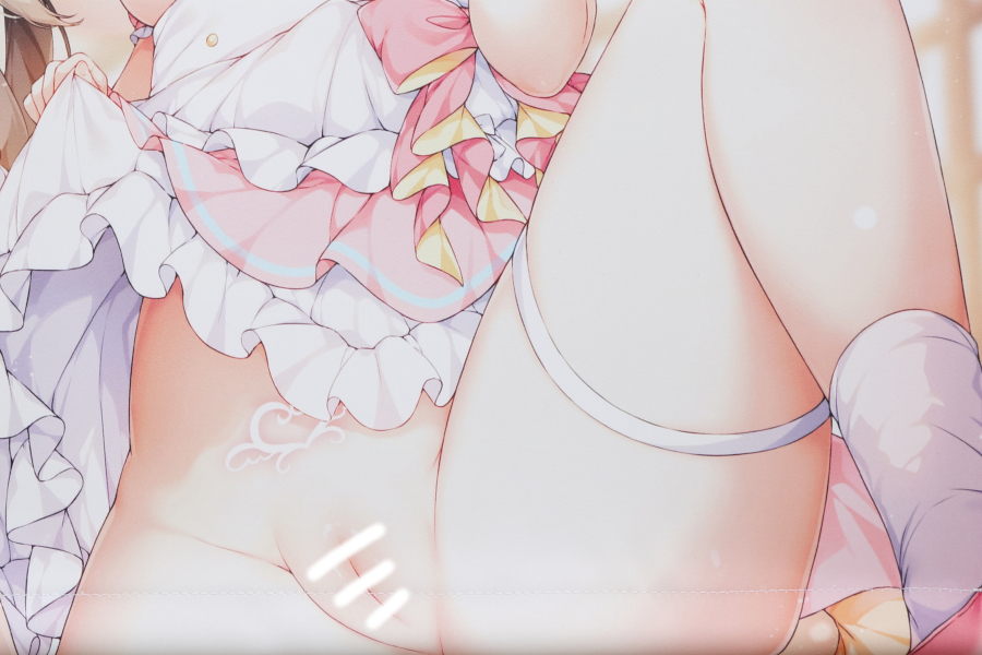 【レビュー】桃豆こまもち メスガキちゃん達のMAID喫茶ぷちきっすへようこそ! 芽衣とひなのたて○じタペストリー (萌えCute!)_ひなちゃん下半身アップ
